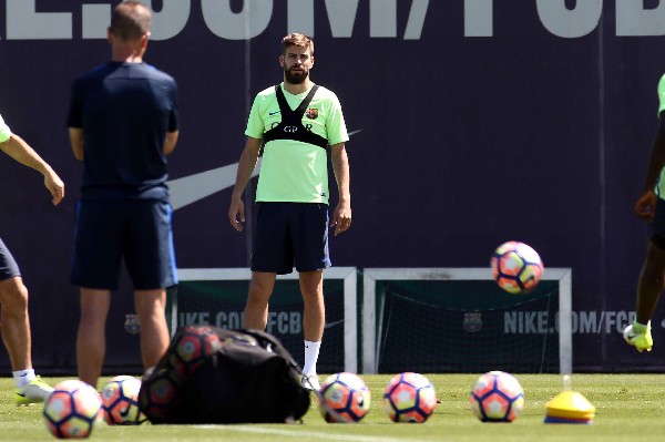 Gerard Piqué ha generado polémica en más de una ocasión por enviar mensajes dedicados al Real Madrid. (Foto Prensa Libre: EFE)