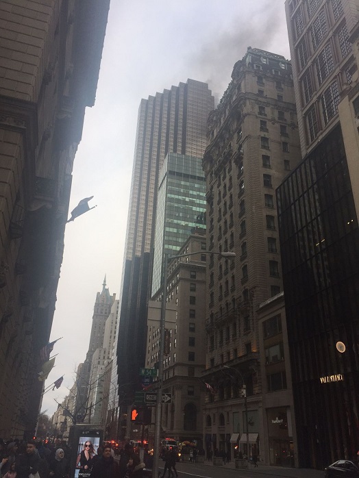 Así lucía la 5ª avenida de Nueva York, donde está la Torre de Trump. (Foto Prensa Libre: AFP)