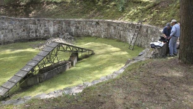 En Polonia, descubrieron un túnel cavado con cucharas por prisioneros judíos en la Segunda Guerra Mundial. (AP)