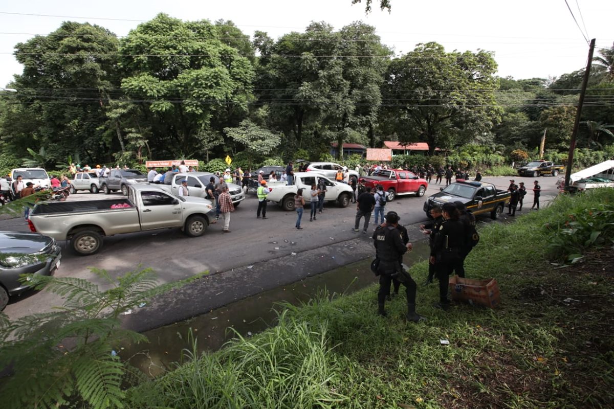 Cuerpos de socorro, voluntarios y periodistas permanecen cerca del área de impacto de la erupción del Volcán. (Foto Prensa Libre: Paulo Raquec)