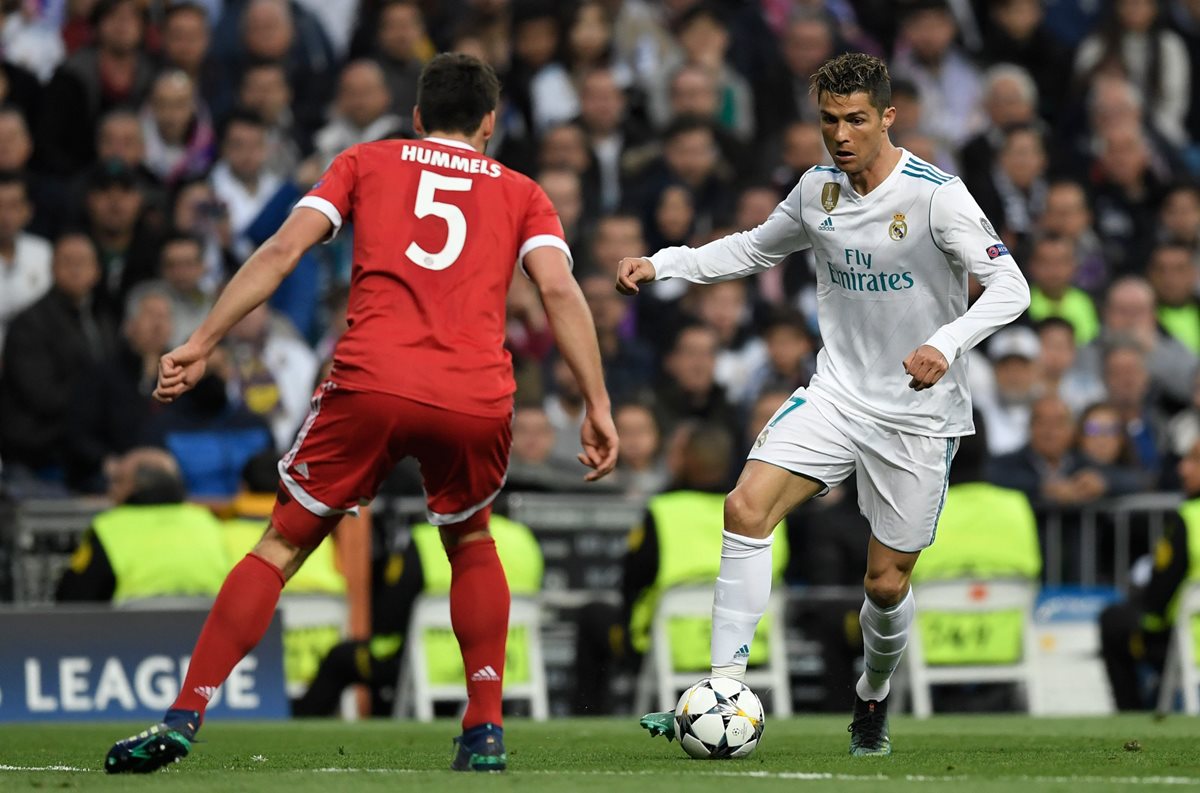 Cristiano intenta encara a Mats Hummels en una acción del partido.