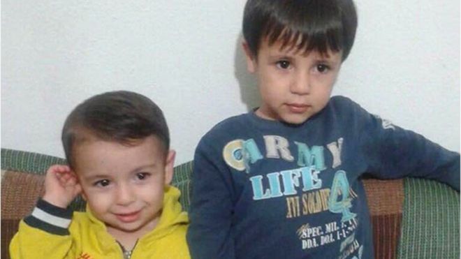 Alan Kurdi, en la izquierda, y su hermano Galib Kurdi, quien también falleció intentando llegar a las costas griegas. AP