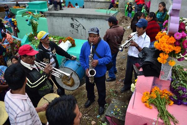 En los últimos 10 años la tendencia de llevar música a los difuntos se ha incrementado, sobre todo en el Día de Todos los Santos. (Foto Prensa Libre: Alejandra Martínez).