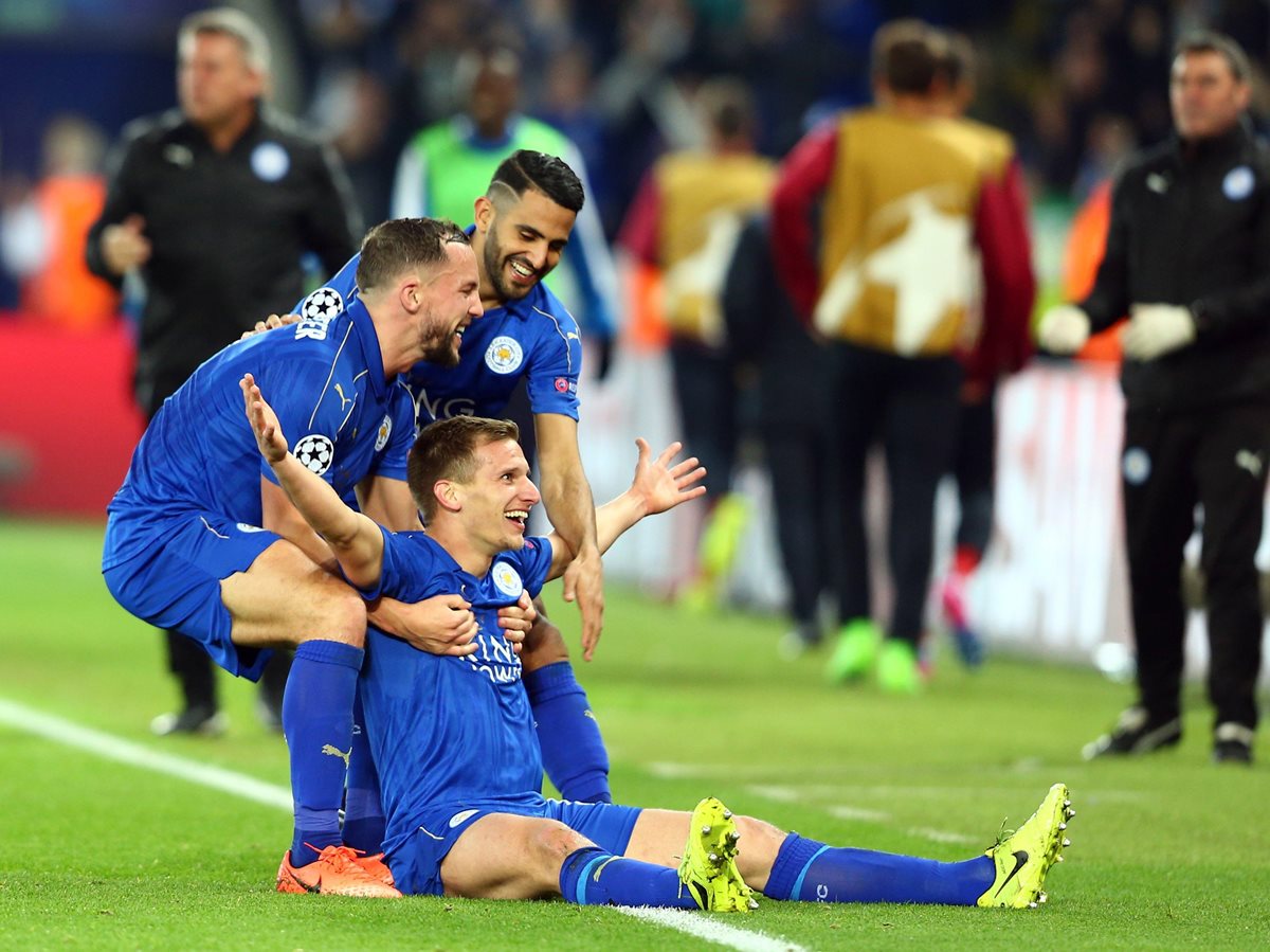 Marc Albrighton (abajo) de Leicester City celebra luego de anotar el 2-0 contra el Sevilla FC, en el partido de los octavos de final de la Liga de Campeones de Europa, en el estadio King Power en Leicester (Foto Prensa Libre: EFE)