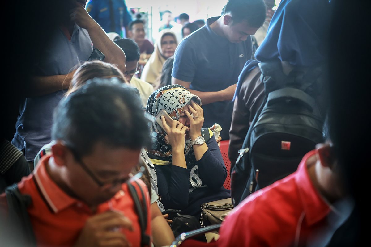 Familiares de las víctimas lloran al enterarse de la tragedia. (Foto Prensa Libre: AFP)
