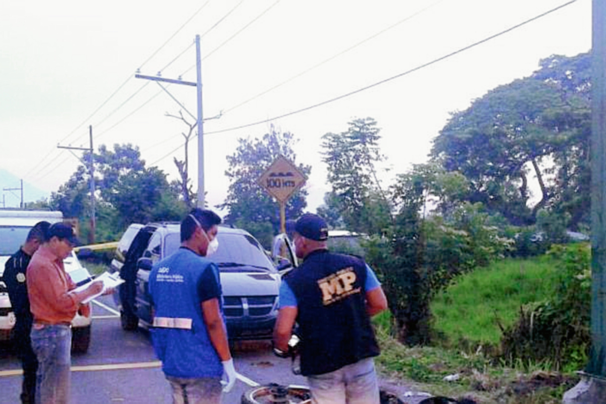 Autoridades trabajan en el lugar donde murió carbonizado un hombre, en Escuintla. (Foto Prensa Libre: Enrique Paredes)