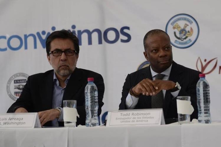 Luis Arreaga junto a Todd Robinson en una actividad pública. (Foto Prensa Libre: Hemeroteca PL)