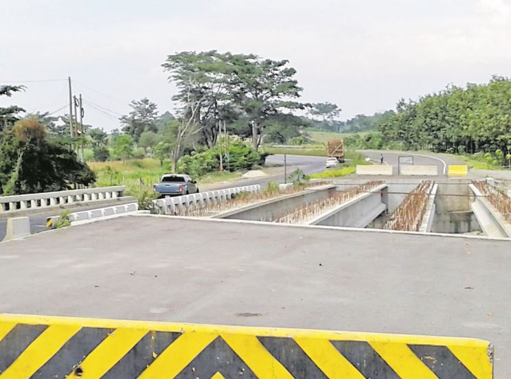 Los trabajos en la carretera CA-2 Occidente, desde Cocales hasta Tecún Umán, fueron abandonados Odebrecht. (Foto Prensa Libre: Hemeroteca PL)