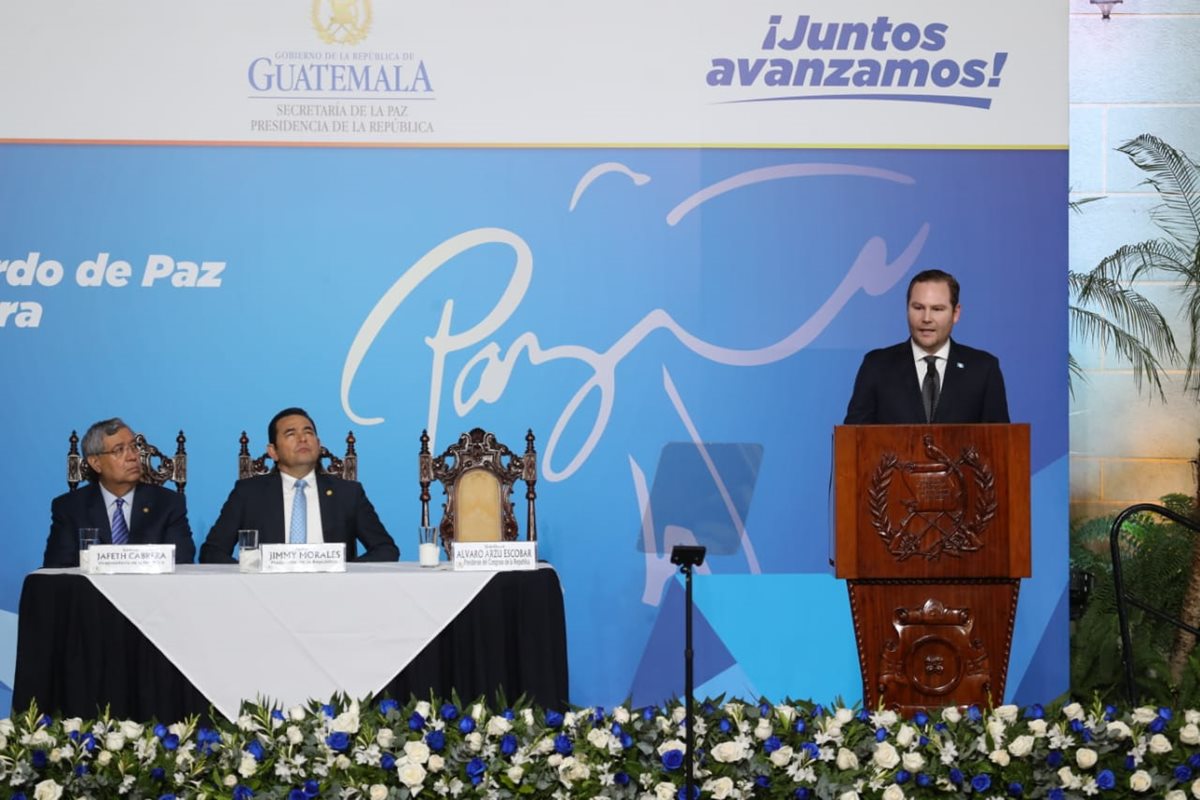 Álvaro Arzú Escobar, presidente del Legislativo, dirige un discurso en el Patio de la Paz. (Foto Prensa Libre: Óscar Rivas)