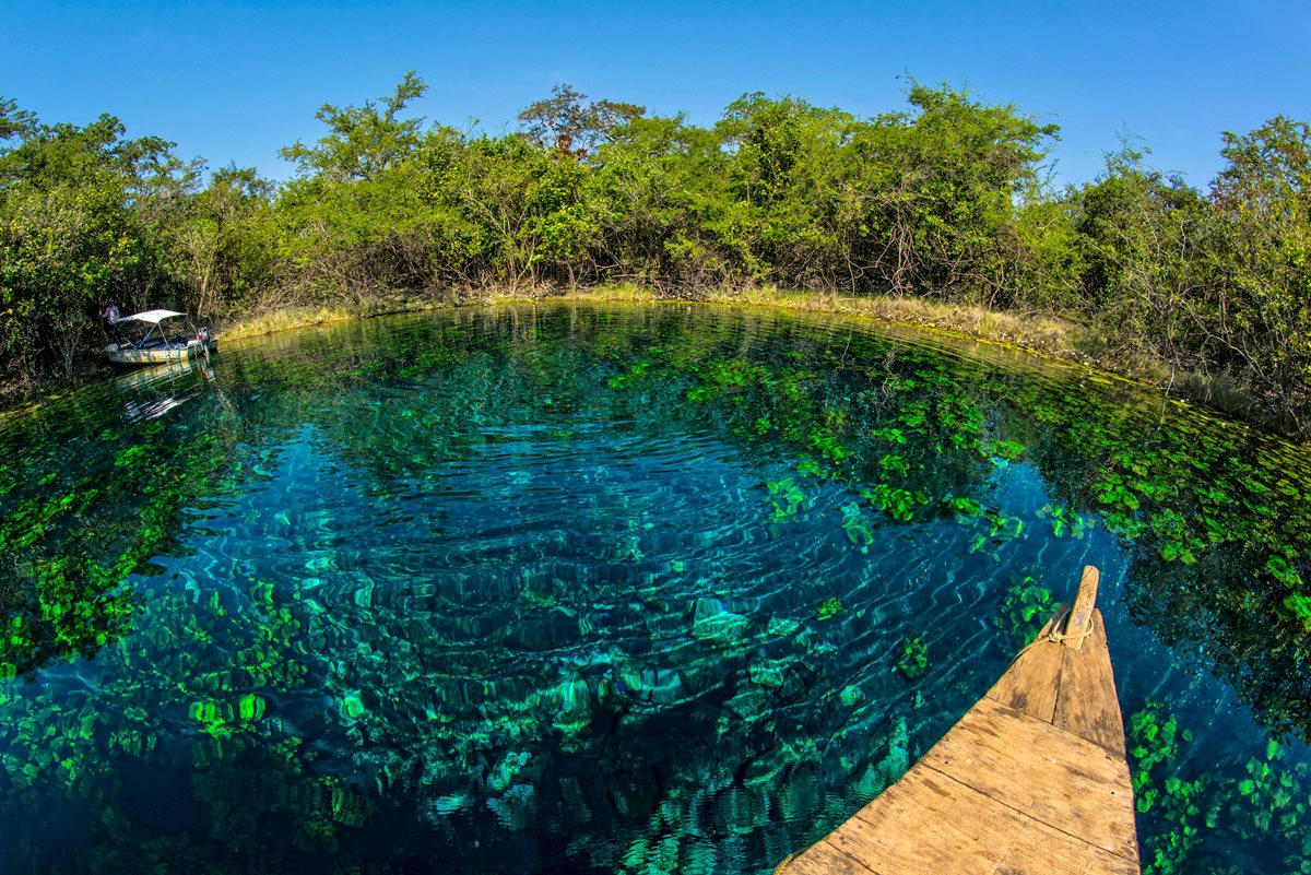 La laguna Cráter Azul, en Petén, se caracteriza por sus aguas tranquilas y cristalinas. Foto Prensa Libre: Hemeroteca