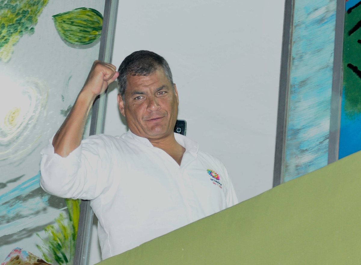 El expresidente de Ecuador Rafael Correa saluda a sus simpatizantes, a la espera de resultados. (Foto Prensa Libre: EFE)