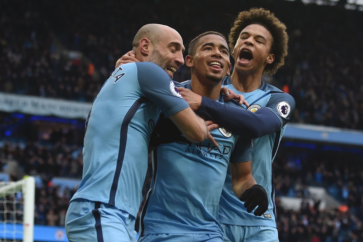 Gabriel Jesús festeja con sus compañeros Pablo Zabaleta y Leroy Sane luego de anotar el gol del triunfo del City. (Foto Prensa Libre: AFP)