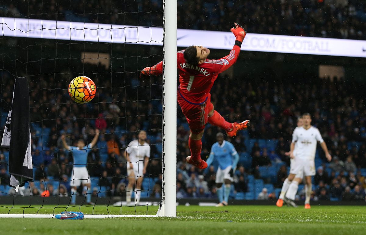 Con este golazo Yaya Touré le dio el triunfo al Manchester City.(Foto Prensa Libre: EFE)