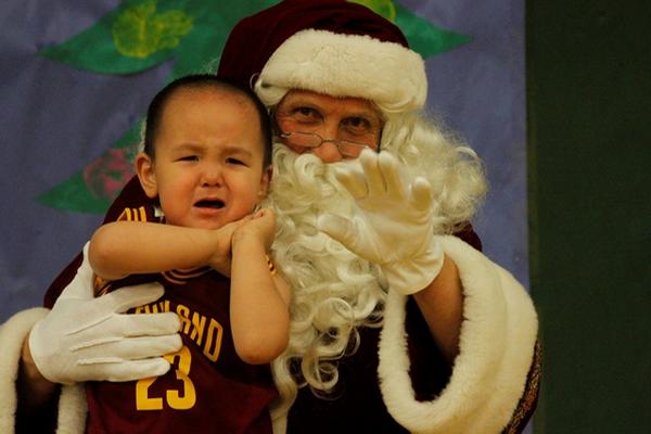 Niños de Alaska reciben a Santa (Foto Prensa Libre: AP).