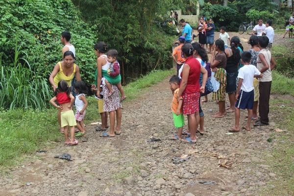 Vecinos observan el río Cuache donde fue encontrado el cadáver de Ángel Daniel Salanic, en Cuyotenango. (Foto Prensa Libre: Danilo López)