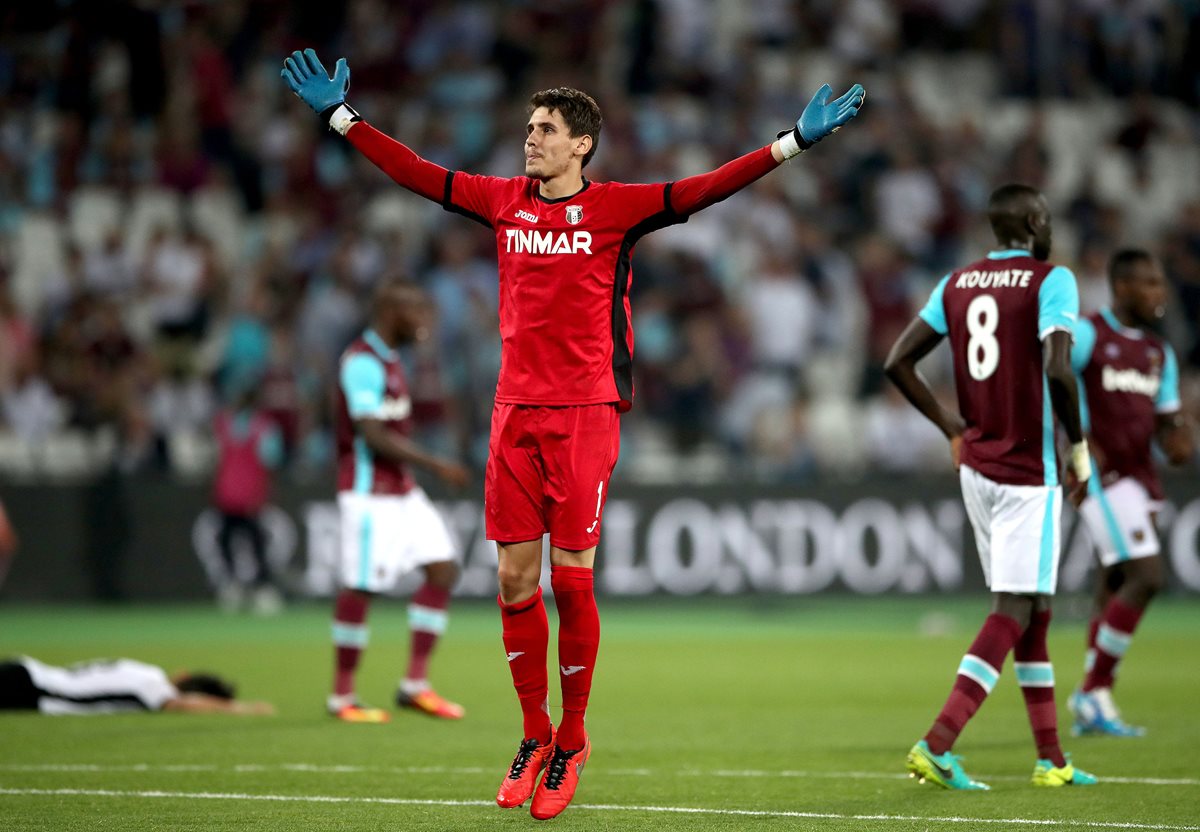 El portero del Astra, Silviu Lung festeja el triunfo contra el West Ham United. (Foto Prensa Libre: AP)