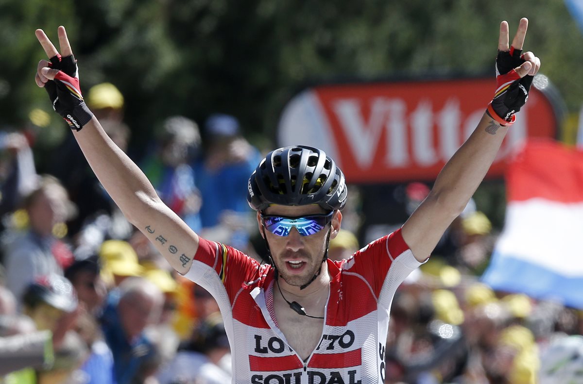 De Gent levanta los brazos en señal de victoria al finalizar la etapa 12 del Tour de Francia. (Foto Prensa Libre: AP).