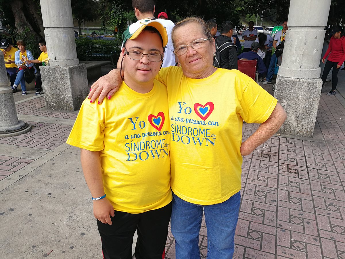 Josué Daniel Domínguez junto a su mamá Dina Díaz. (Foto Prensa Libre: Oscar García).