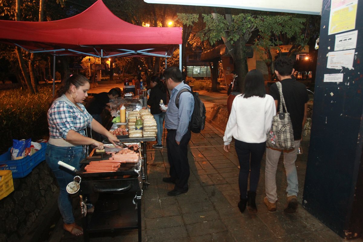 En los pasos peatonales hay instaladas ventas de ropa y comida que obstaculizan las caminatas de estudiantes. (Foto Prensa Libre: Estuardo Paredes)