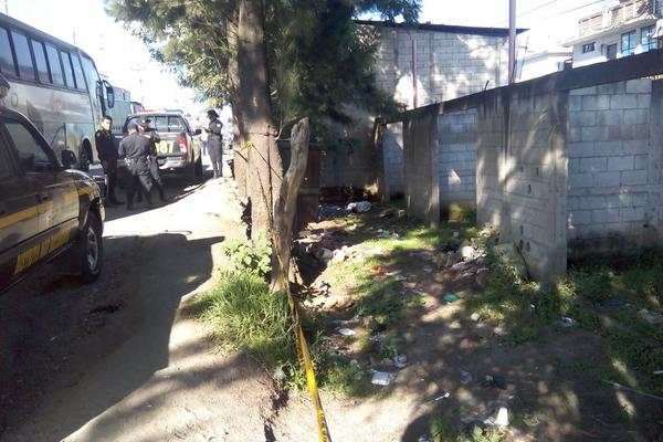 El cadáver fue localizado en una propiedad abandonada, en Chimaltenango. (Foto Prensa Libre: Víctor Chamalé).