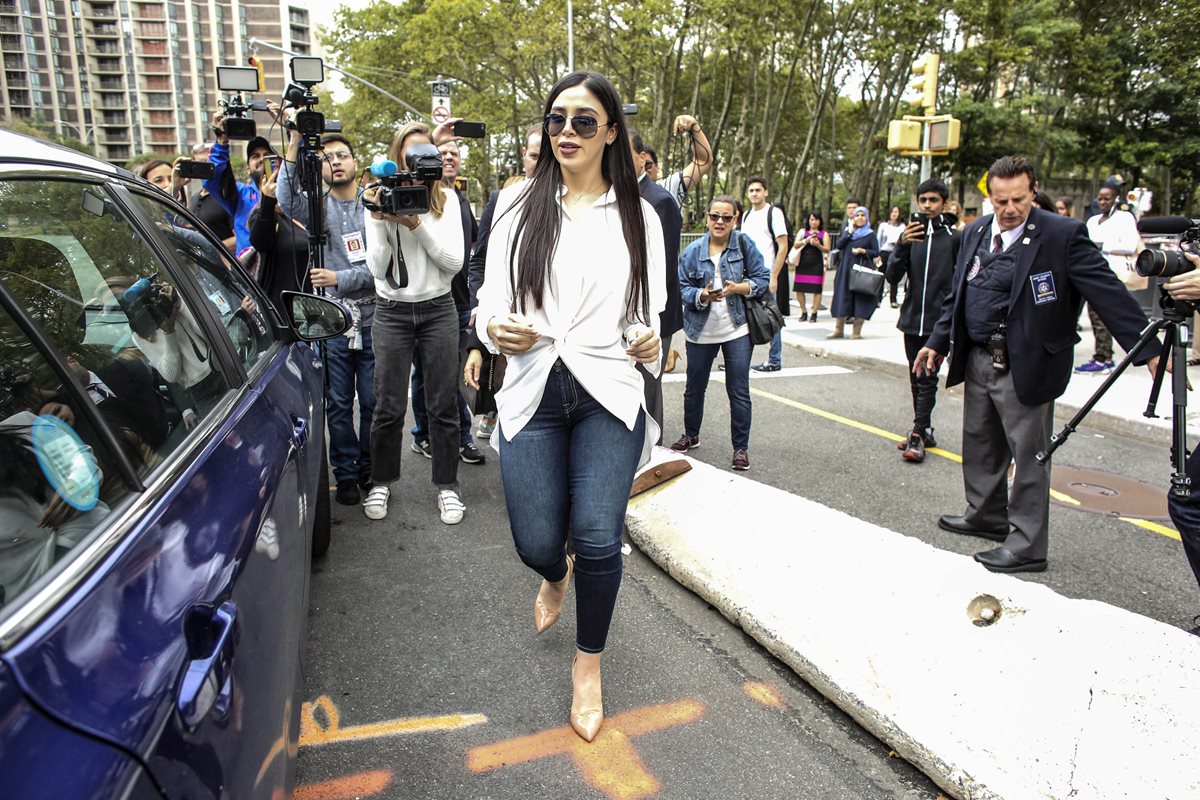 La esposa del narcotraficante Joaquín Guzmán Loera "el Chapo", Emma Coronel, camina a su salida de una audiencia en la corte federal de Brooklyn, Nueva York.