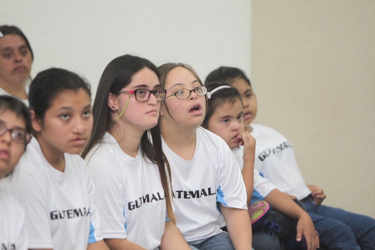 Los atletas guatemalatecos fueron juramentados ayer antes de su participación en los Juegos de Olimpiadas Especiales en Panamá. (Foto Prensa Libre: Norvin Mendoza)