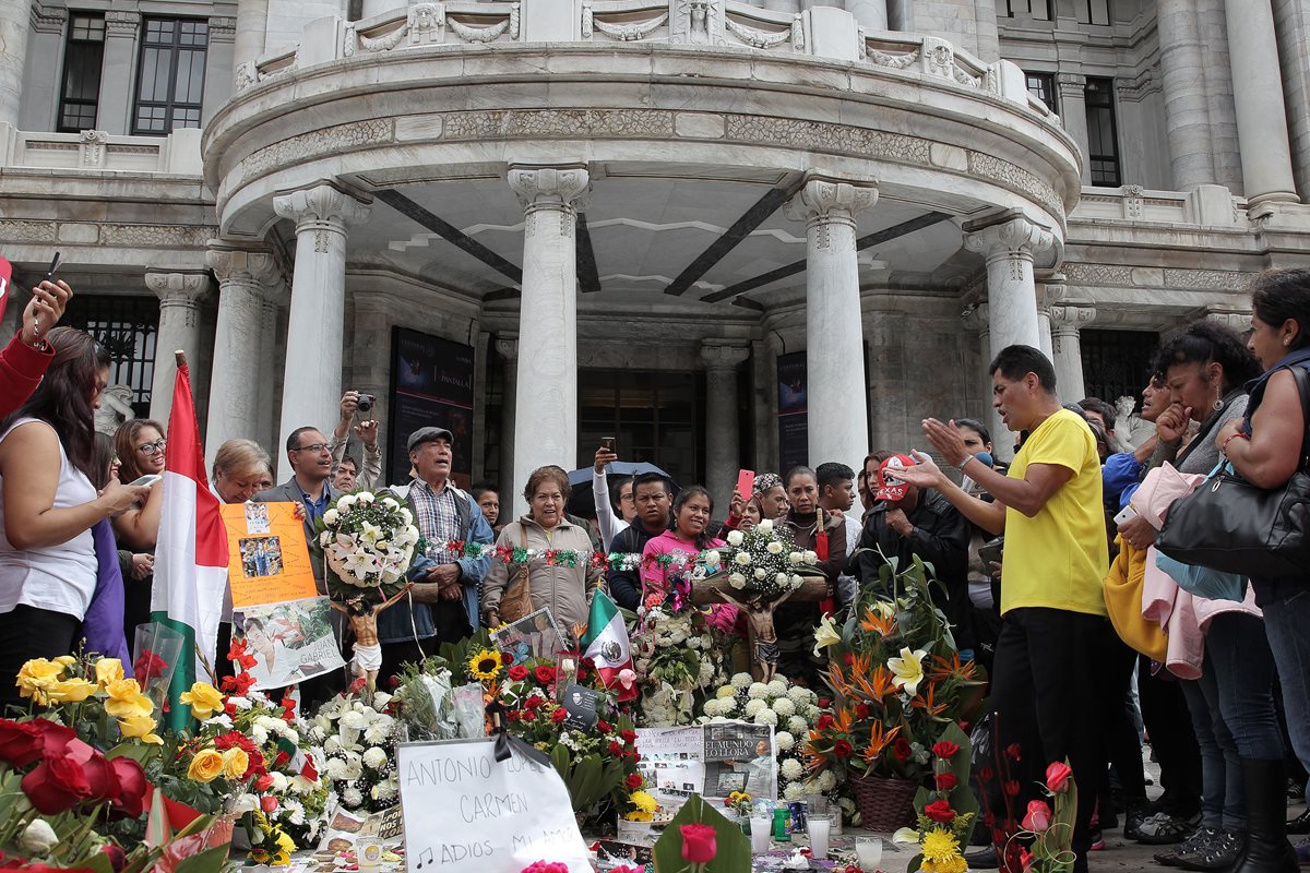 Fanes de Juan Gabriel llegan al Palacio de Bellas Artes para esperar las cenizas del cantante. (Foto Prensa Libre: EFE)