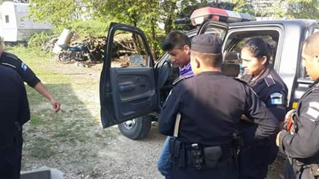 Uno de los presuntos delincuentes capturados en Sayaxché, Petén. (Foto Prensa Libre: Rigoberto Escobar).