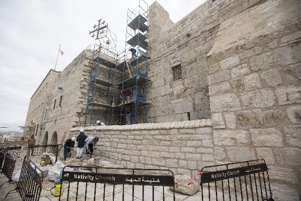 Vista del exterior de la Iglesia de la Natividad durante su restauración en Belén. (Foto Prensa Libre: EFE)