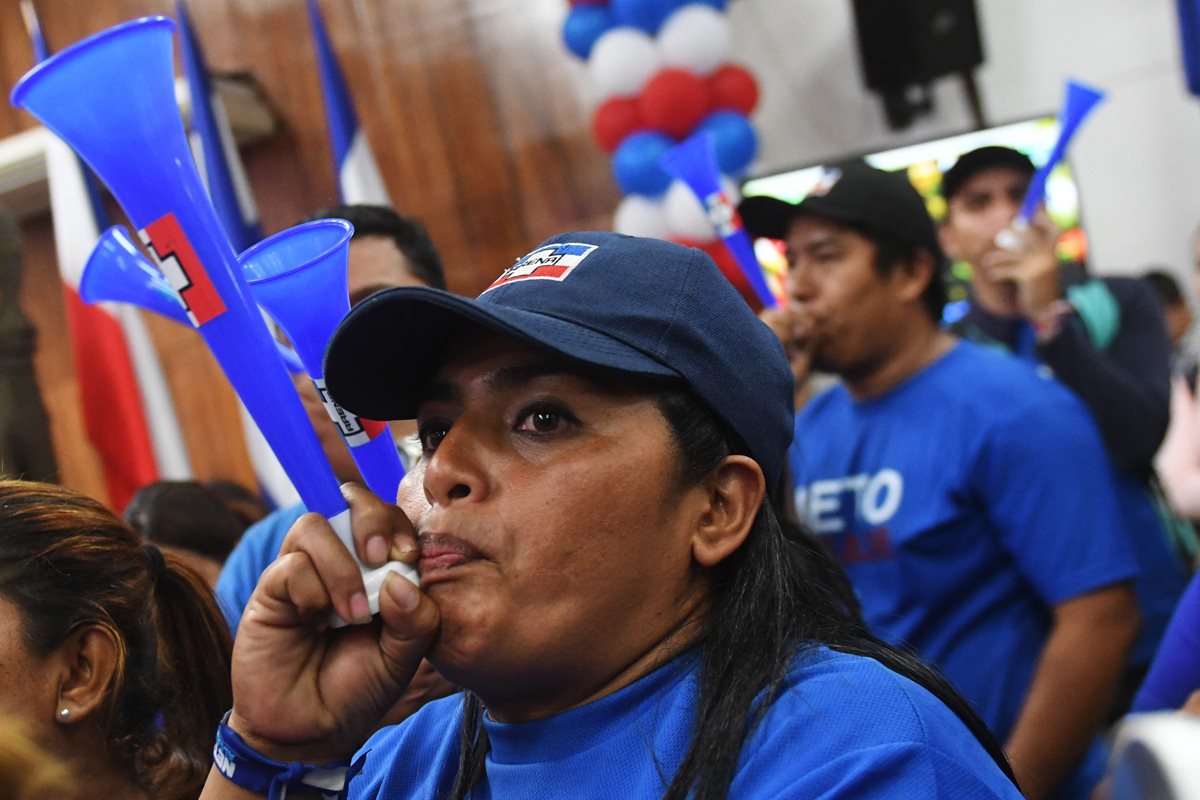 Partidarios de Ernesto Muyshondt, celebran la victoria en la sede de la Alianza Republicana Nacionalista de derecha en San Salvador. (AFP).