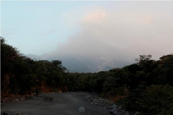 Imagen del Volcán de Fuego tomada desde Escuintla evidencia alta nubosidad. (Foto Prensa Libre: Melvin Sandoval)