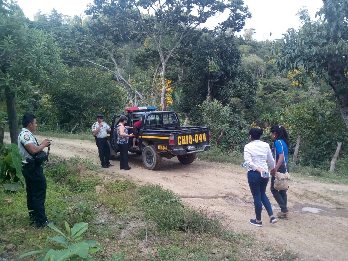 Menores rescatadas son ingresadas a una autopatrulla de la PNC. (Foto Prensa Libre: Edwin Paxtor)