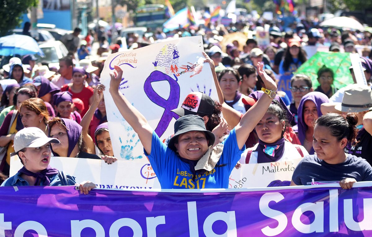 Una manifestación para celebrar el Día Internacional de la Mujer en San Salvador,El Salvador. (AFP).