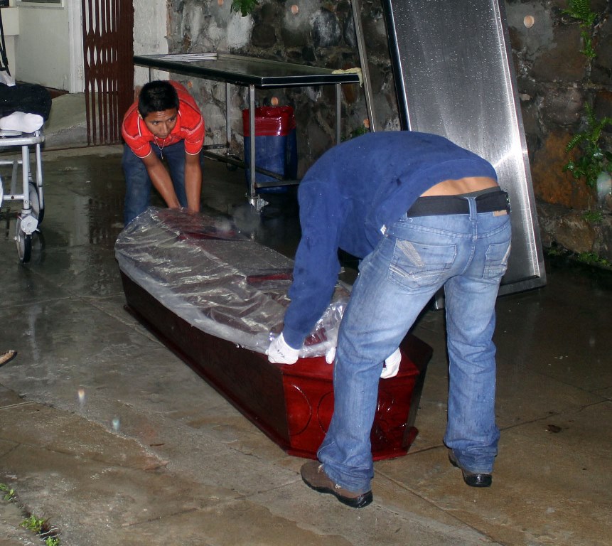 Los restos de Rafael Antonio Vásquez Pérez, fue trasladado a su vivienda donde lo velaron. (Foto Prensa Libre: Hugo Oliva).