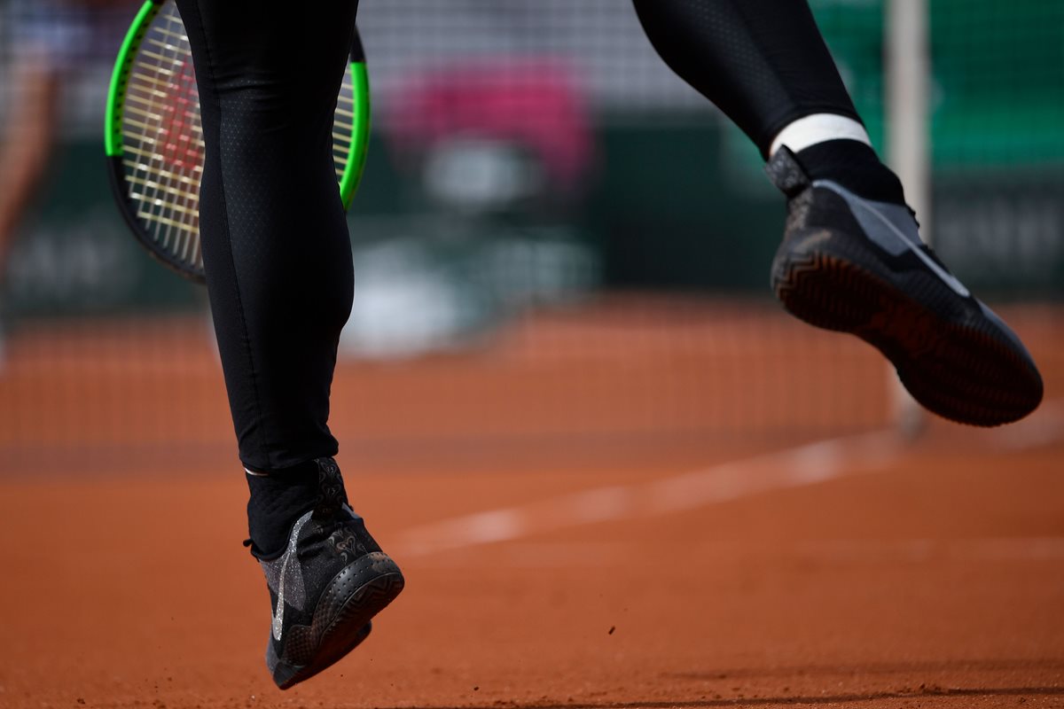 Estos son los tenis que utilizó Serena Williams, en su regreso al Roland Garros. (Foto Prensa Libre: AFP)