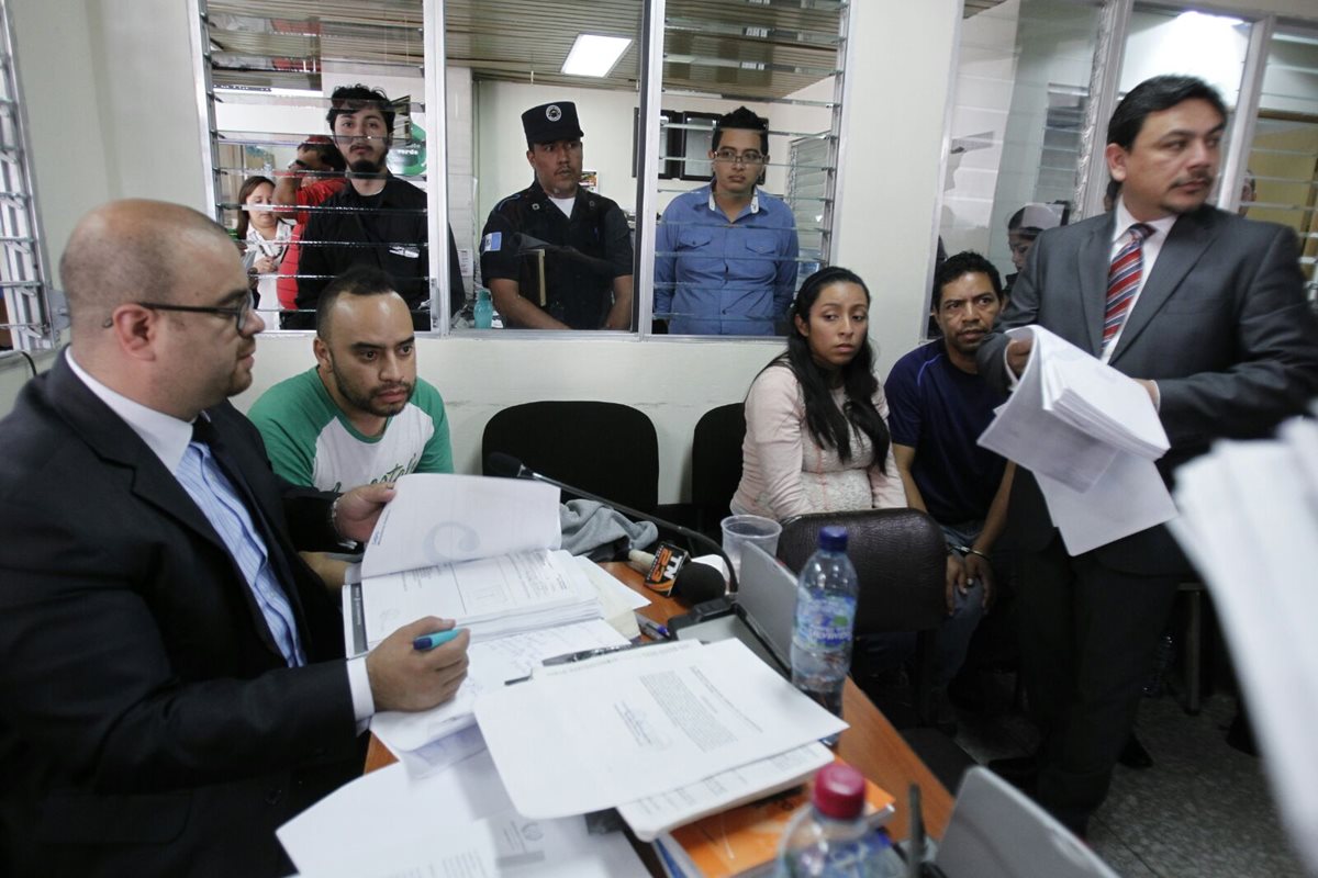 Tres de los cinco señalados por plazas fantasmas, en la audiencia de primera declaración. (Foto Prensa Libre: Paulo Raquec)