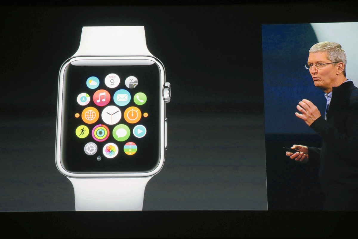 El reloj de pulsera inteligente Apple Watch, es mostrado  por  Tim Cook. (PL_EFE)