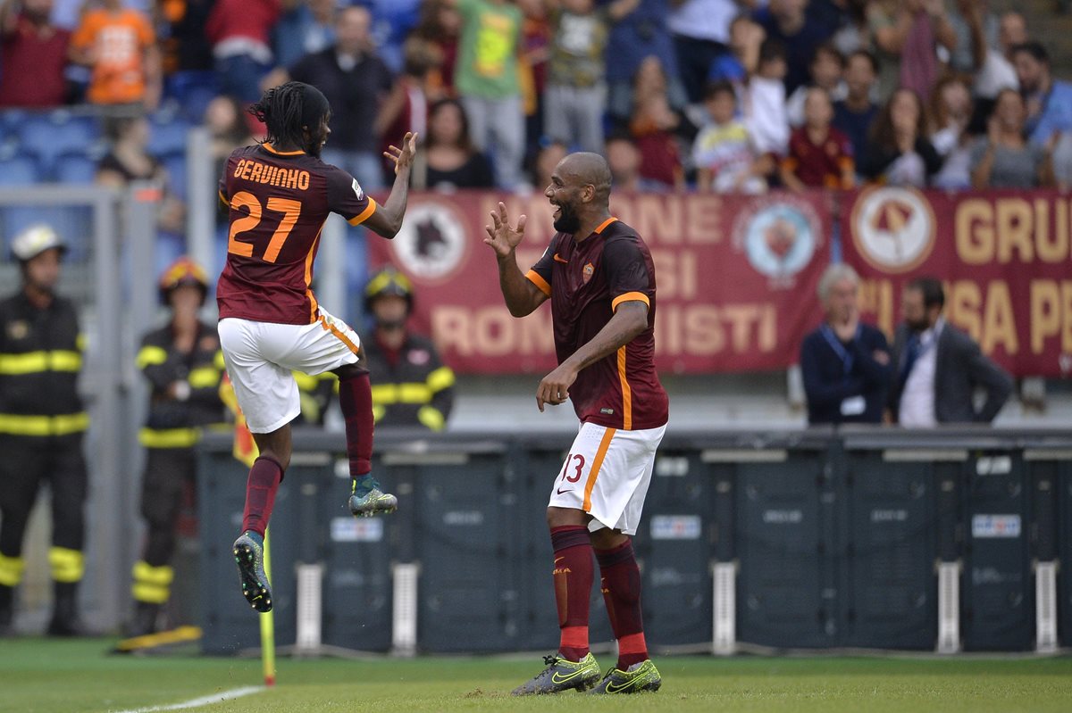 Ivory Coast Gervinho celebra con Maicon tras contribuir en el triunfo de la Roma. (Foto Prensa Libre: AFP)