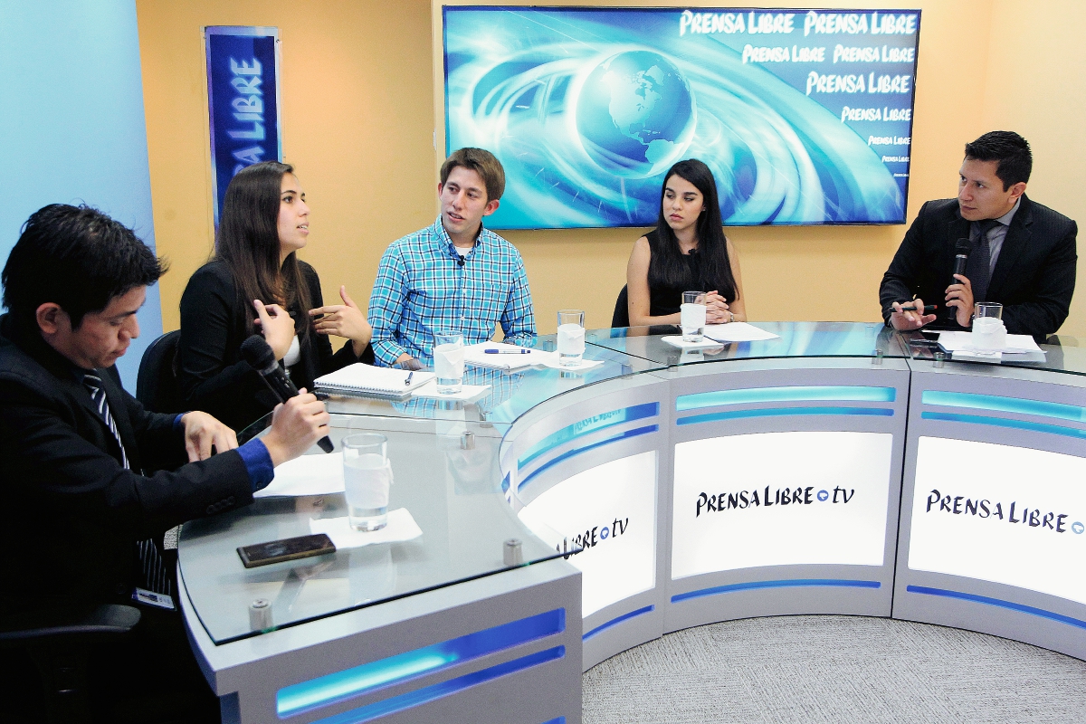 Los invitados presentan detalles de los proyectos que buscan la participación cívica, principalmente de los jóvenes. (Foto Prensa Libre: E. Bercián)