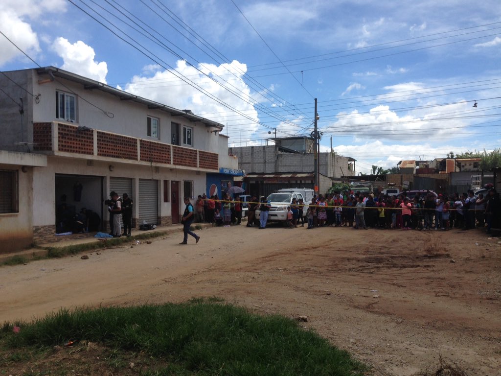 En San Juan Sacatepéquez fue asesinado a balazos un adolescente que trabajaba como ayudante de un chofer de camión. (Foto Prensa Libre: CVB)