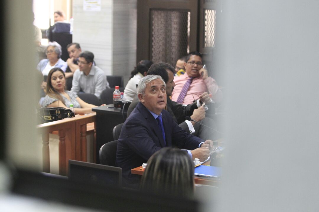 Otto Pérez Molina presenta sus pruebas de descargo en caso La Línea. (Foto Prensa Libre: Carlos Hernández)