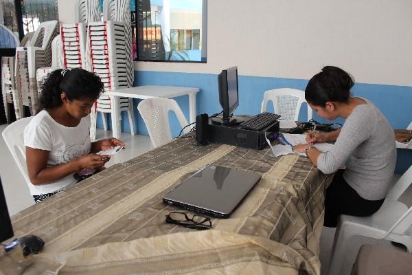 Una vecina de El Progreso, Jutiapa, —izquierda— recibe información sobre los requisitos para inscribir a sus hijos en la academia de lenguas.