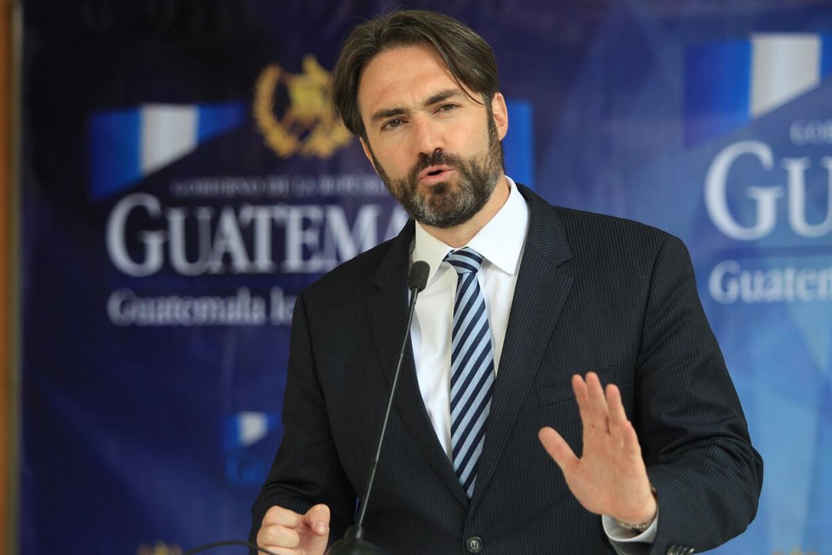 El comisionado Presidencial para la Competitividad, Acisclo Valladares explica la implementación del Plan Alianza para la Prosperidad, en Casa Presidencial. (Foto Prensa Libre: Esbin García)