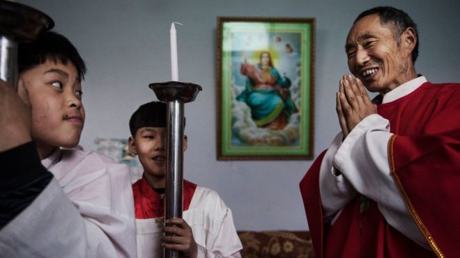 Un cura varios y monaguillos de la iglesia clandestina china se preparan para celebrar una procesión por el Domingo de Ramos cerca de Shijiazhuang, en la provincia de Hebei. GETTY IMAGES