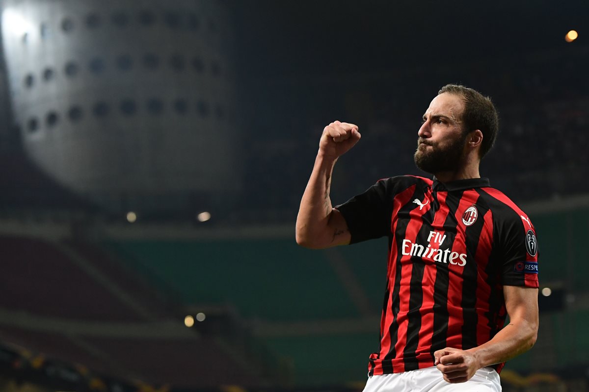 Gonzalo Higuaín festeja después de anotar con el AC Milan en la Europa League. (Foto Prensa Libre: AFP)