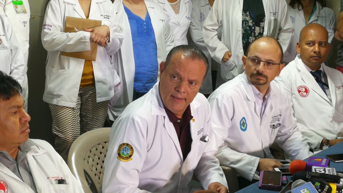 Médicos del Hospital Roosevelt condenaron la balacera de ayer y piden que el Estado garantice la salud y la seguridad. (Foto Prensa Libre: Estuardo Paredes)