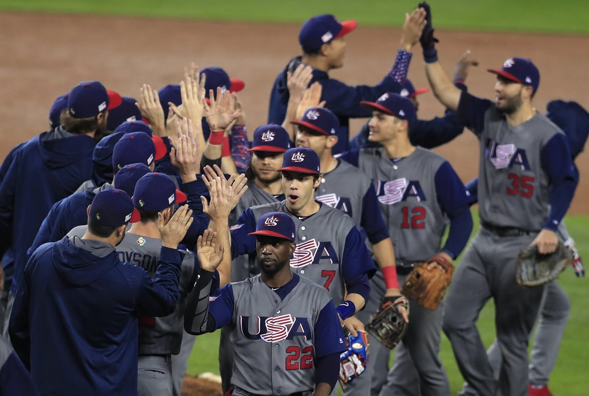 Jugadores de la selección estadounidense celebran su victoria durante la semifinal de la cuarta edición del Clásico Mundial de Béisbol entre EE.UU. y Japón celebrada en Los Ángeles, California, ayer (Foto Prensa Libre: EFE)