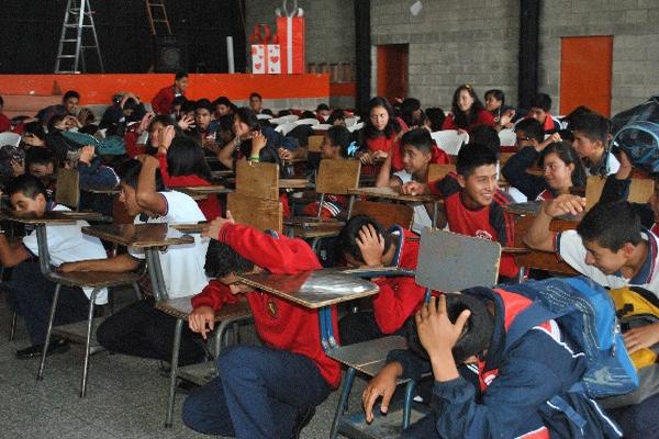 Uno de los simulacros de evacuación que se imparten en establecimientos educativos.