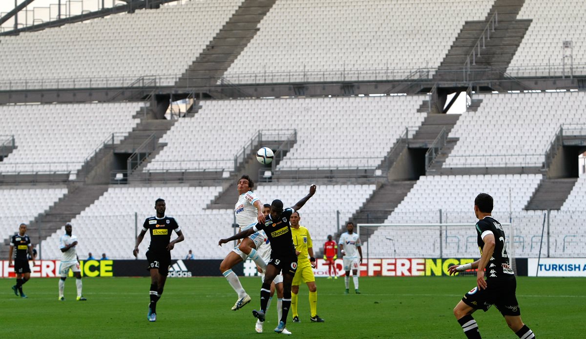 Paolo De Ceglie y Abdoul Camara intentan quedarse con el balón. (Foto Prensa Libre: AP)