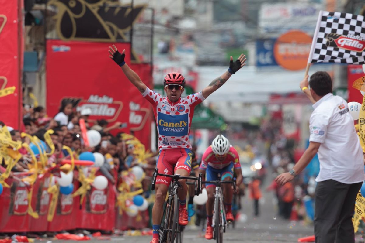 El costarricense Román Villalobos levanta los brazos festejando su ingreso en la meta en el parque central de San Pedro San Marcos. (Foto Prensa Libre: Carlos Vicente)